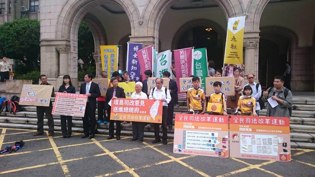 改革主義 改革運動は平和的な大衆のデモを促進します。